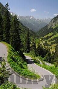 麻豆久久成人av电影天堂-影像世界与边界探讨——成人影片的多元化视角与网络空间